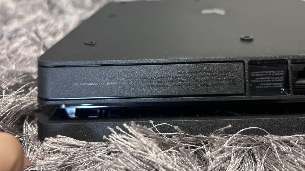 Ps 4 slim 500gb нова з одним джойстиком (білий)-робочий