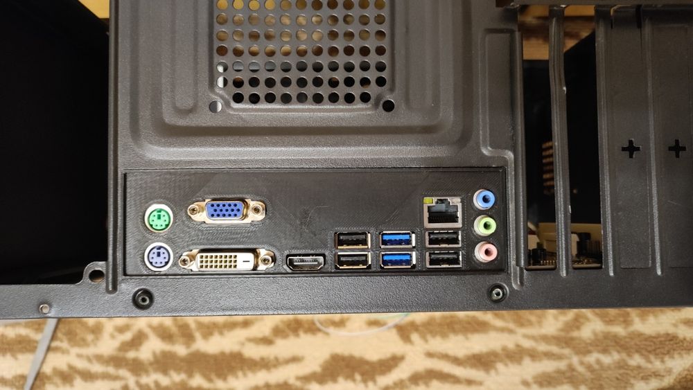 Заглушки до материнських плат, I/O Shield, задня панель.