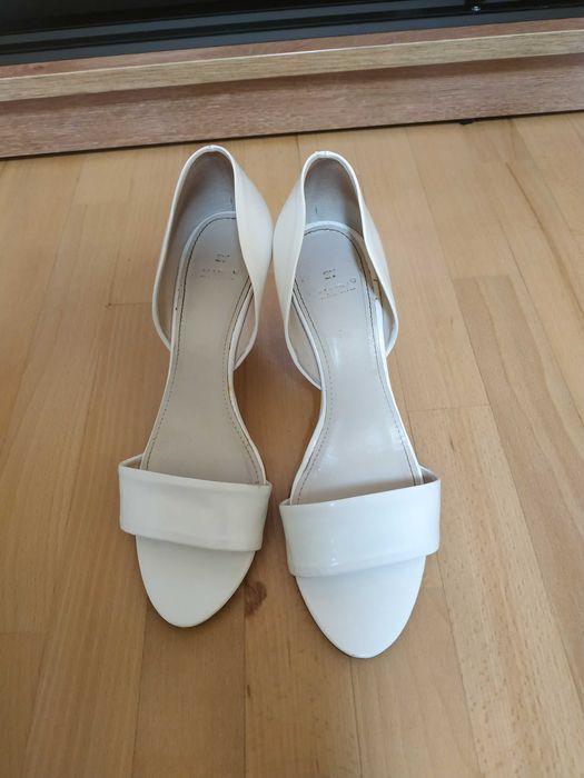 Білі босоніжки ,лакована шкіра,zara.