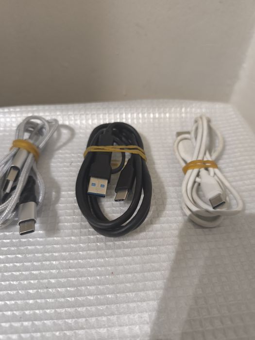 Varios cabos e carregadores