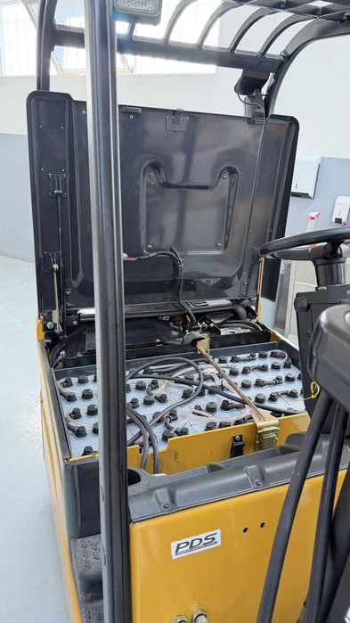 Empilhador 1600 Kg CAT