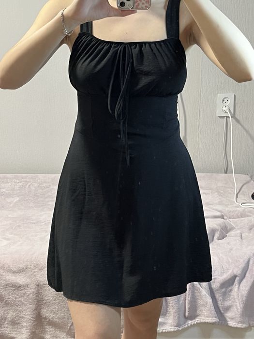 Сукня чорна.