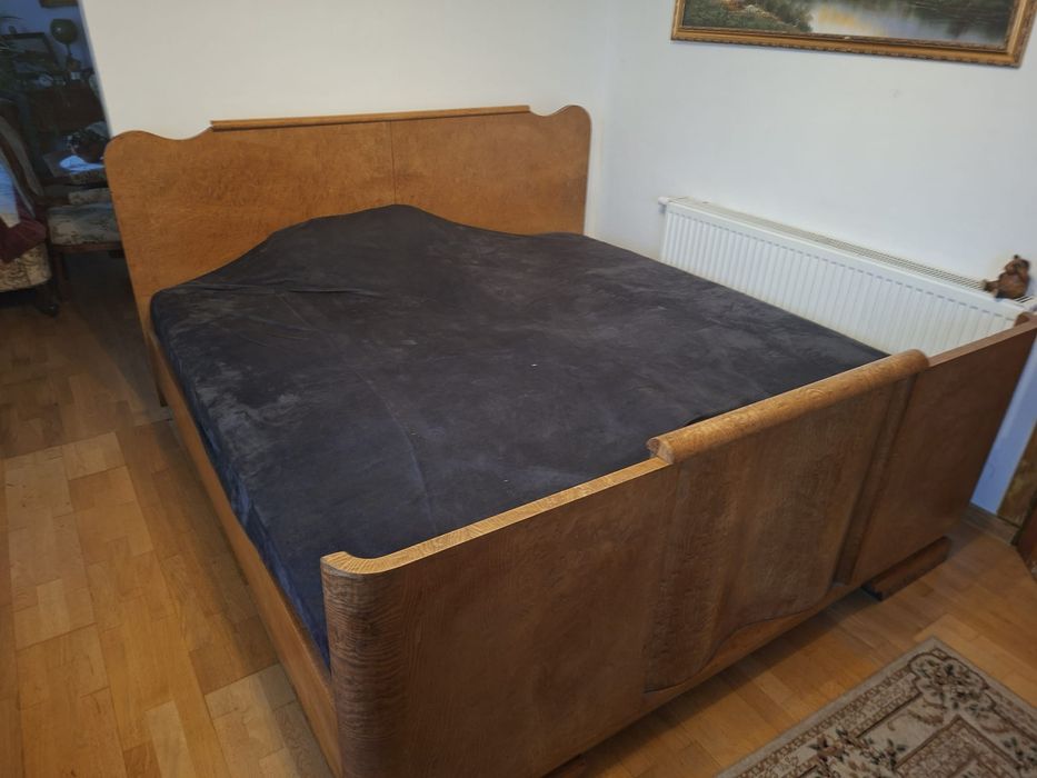 Duże stare łóżko dębowe