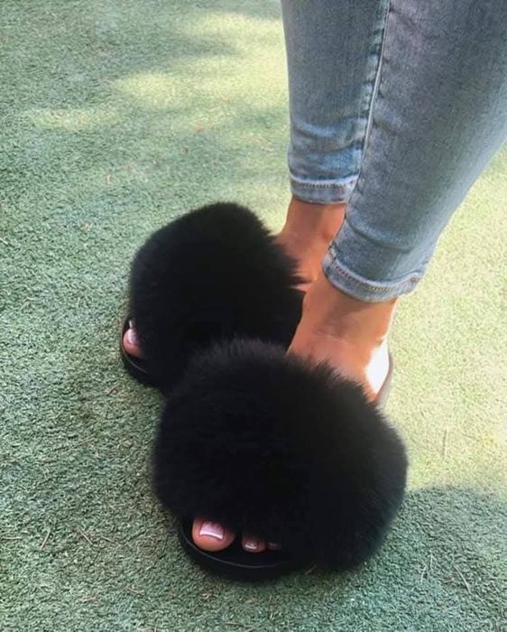 Piękne klapki z naturalnym futerkiem jenot czarne