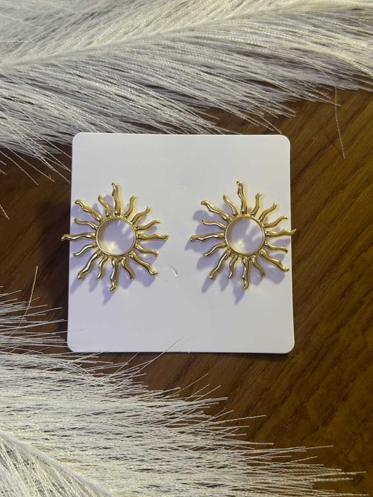 Złote kolczyki stal