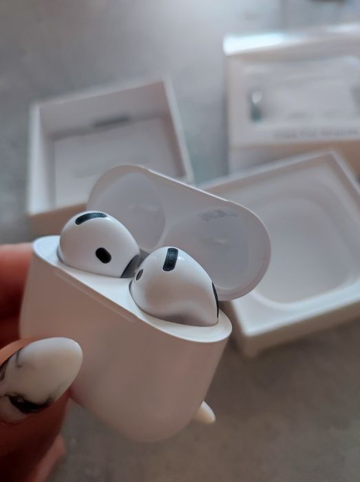 Apple AirPods 4 з активним шумозаглушенням (ANC) та чехол до них