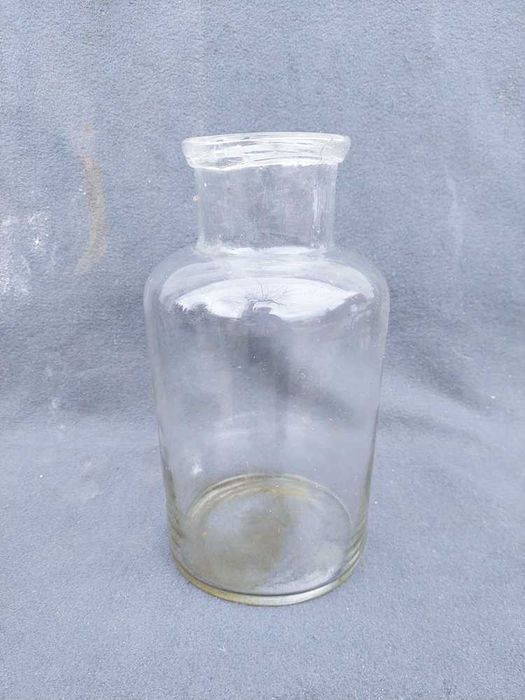 Stary słoik pojemnik szklany.