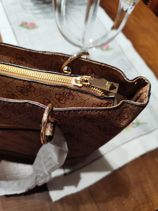 Malote Guess camel tem porta moedas incluído,saco de pó é magnífica