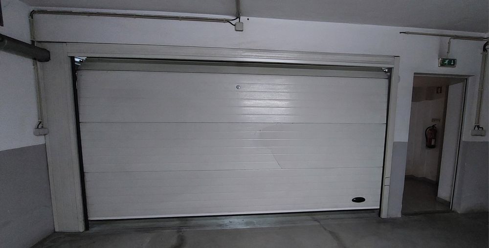 Garagem fechada grande