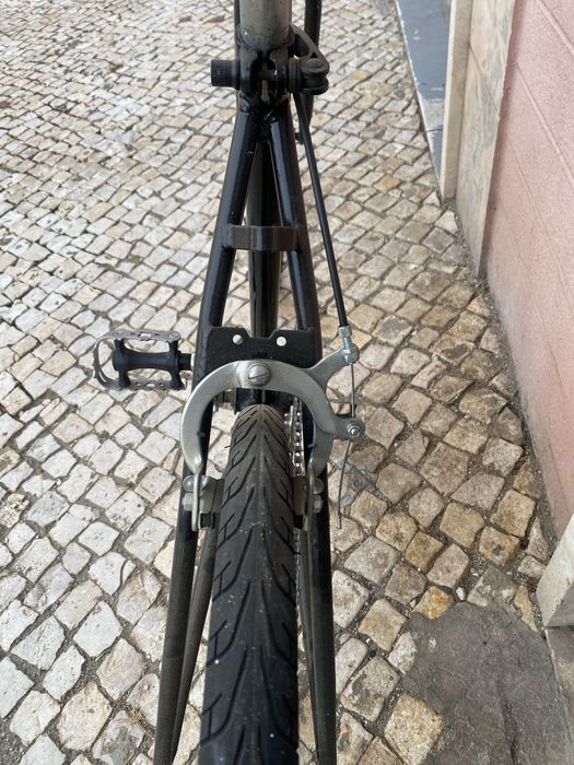 Bicicleta antiga toda restaurada