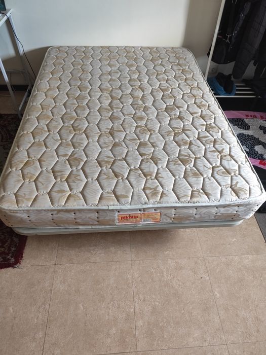 Cama um corpo e meio com estradiol de pé excelente conservação.