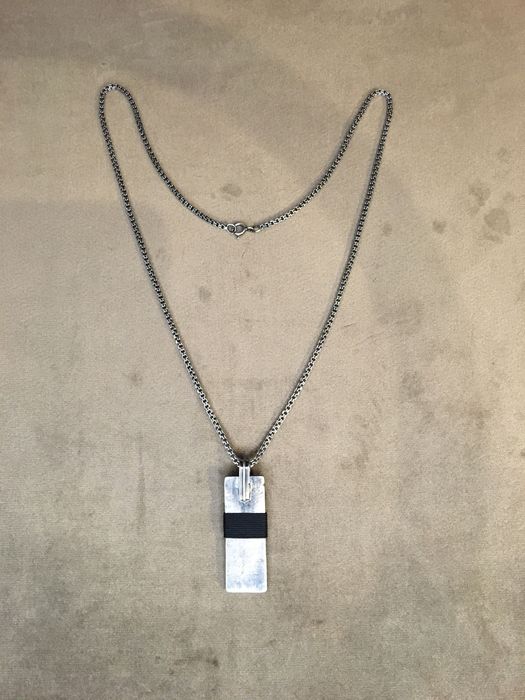 Fio com medalha em prata oxidada
