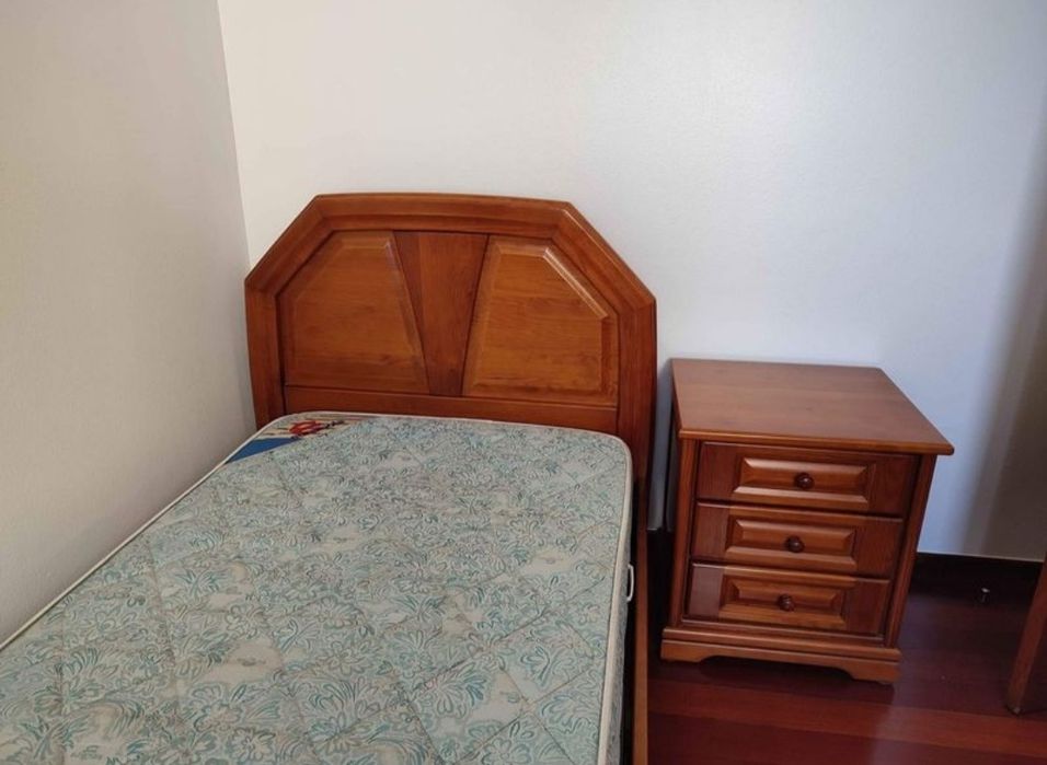 Cama de solteiro e mesa de cabeceira