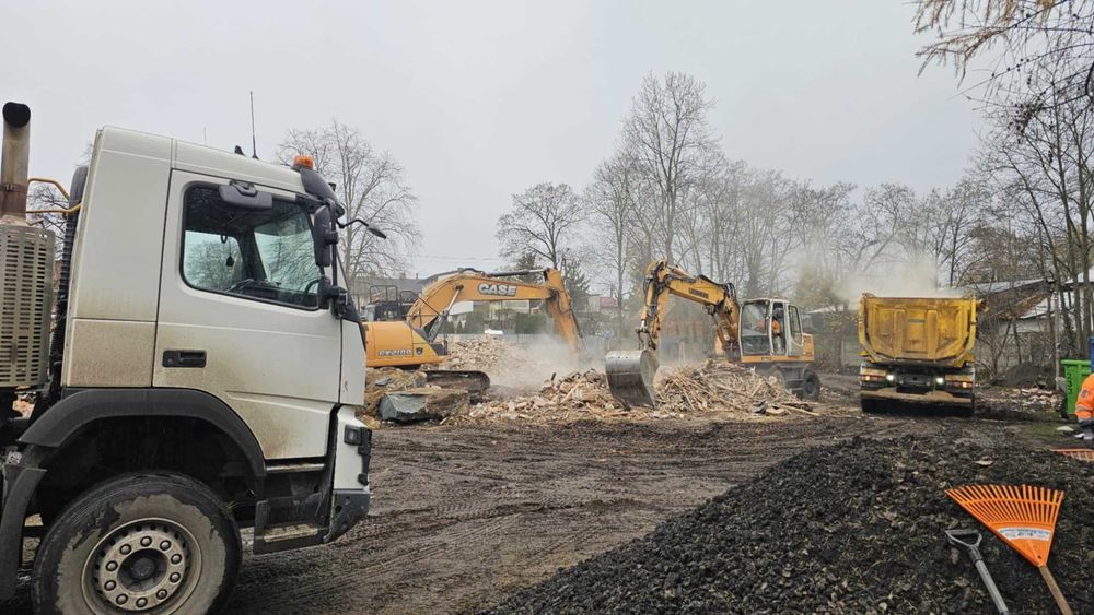 wycinka drzew zieleń nasadzenia  roboty ziemne koparka wywrotka