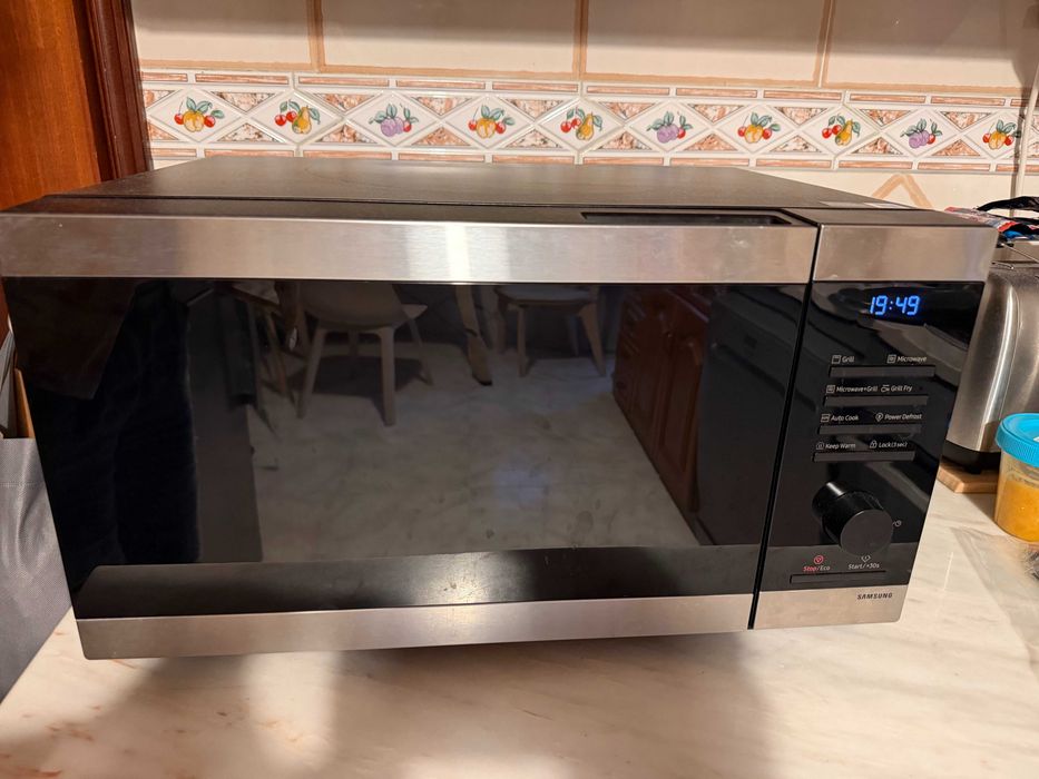 Micro-ondas Samsung MG32DG4524CTE1 – estado impecável (32L, Grill, 900W)