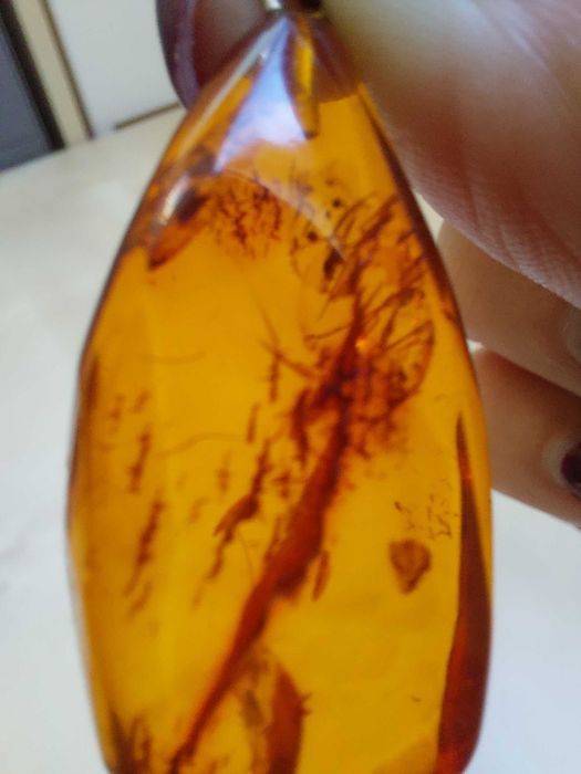 Naturalny bursztyn bałtycki – wisiorek 3 g, koniakowy