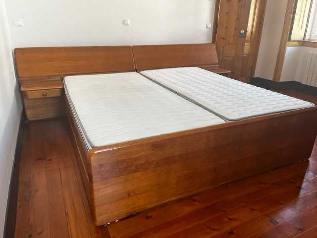 Cama Casal 2m*2m Cerne em excelente estado, com colchões como novos