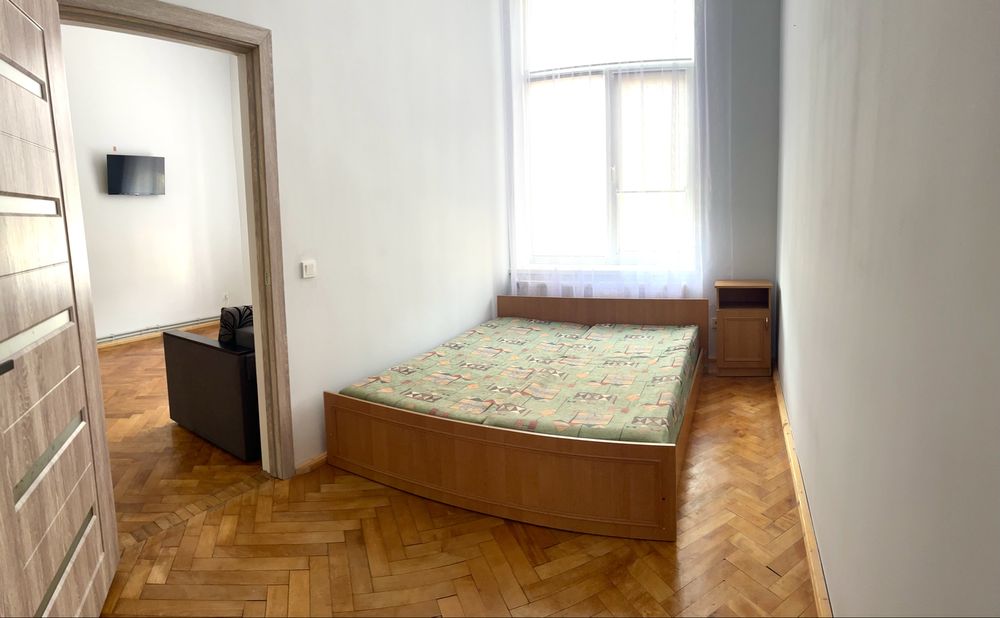 Вільно з 17 червня.Подобова оренда 2 х кімнатної квартири в центрі