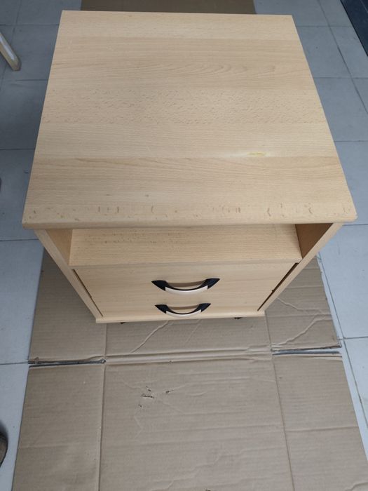 Mesa cabeceira usada