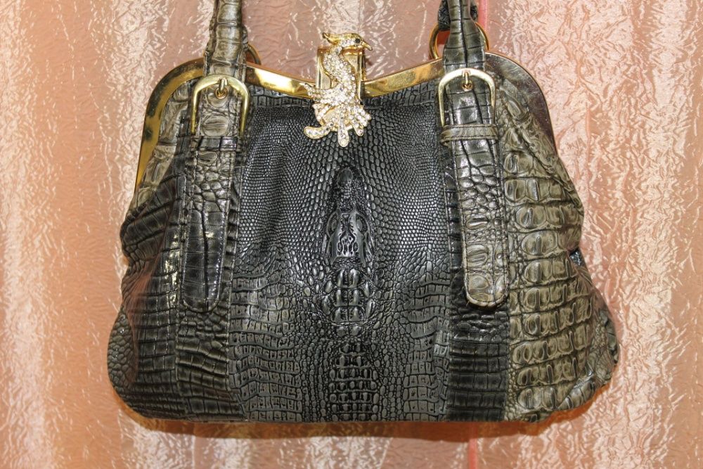 Эксклюзивная сумка с имитацией под крокодиловую кожу.
