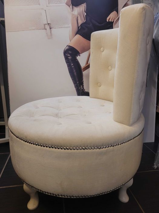 Fotel okrągły ecru – pikowany, ćwieki, styl glamour/Ludwik