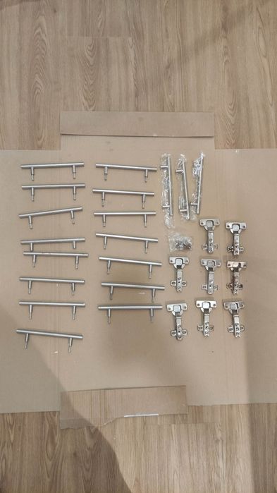 Vendo 18 puxadores de porta e 8 dobradiças e 5 pés reguláveis