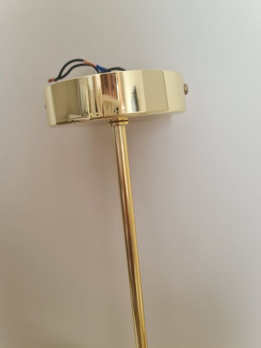 Zlota lampa sufitowa z bialymi kloszami