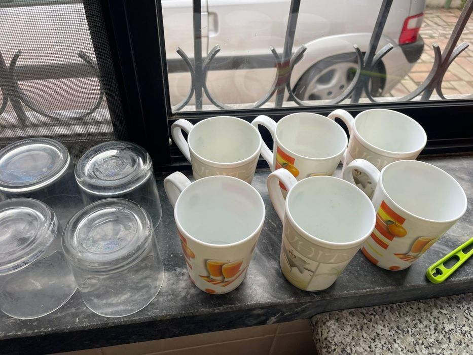 Vendo decoração variada, copos e pratos antigos
