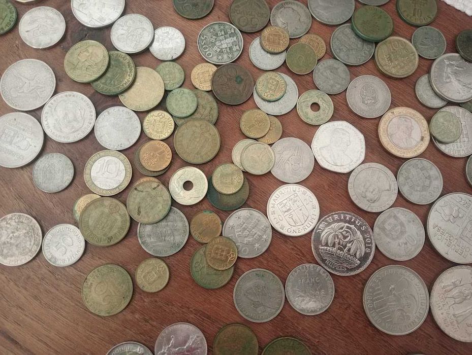lote de dezenas de moedas portuguesas e estrangeiras- bom estado