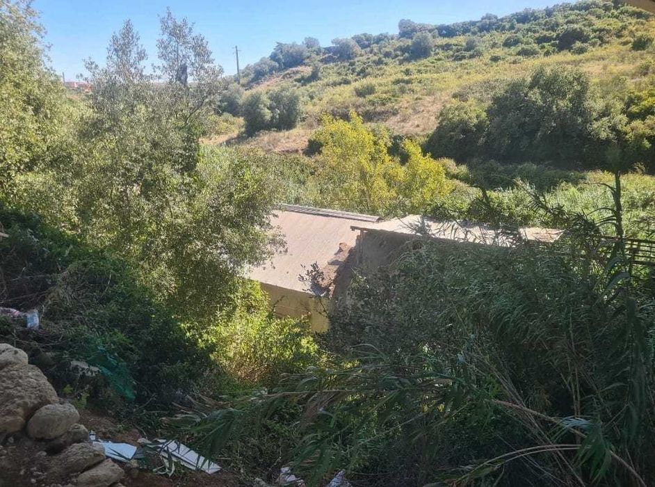 Terreno com 1.800 m² e construção para recuperar – Terrugem, Sintra