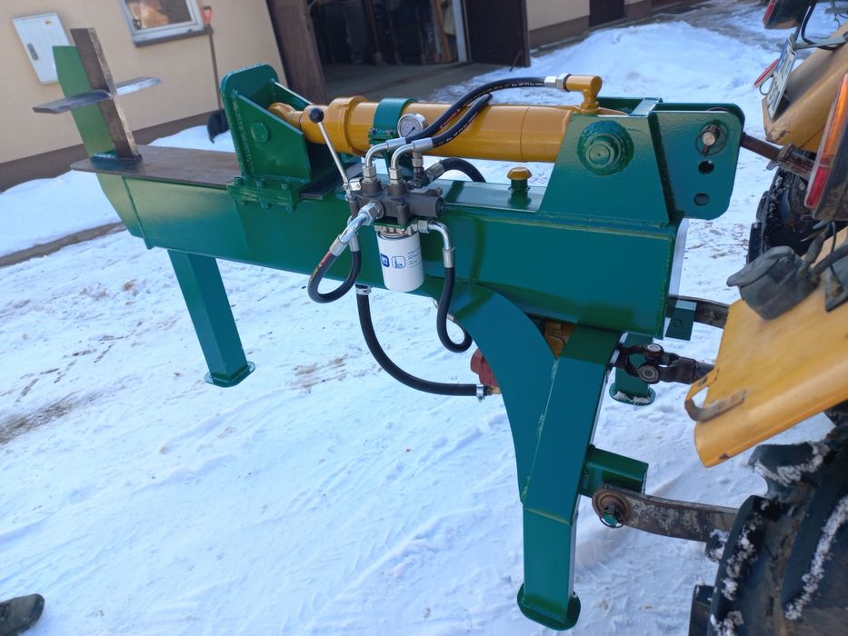 Łuparka hydrauliczna do drewna napędzana  z wom traktora