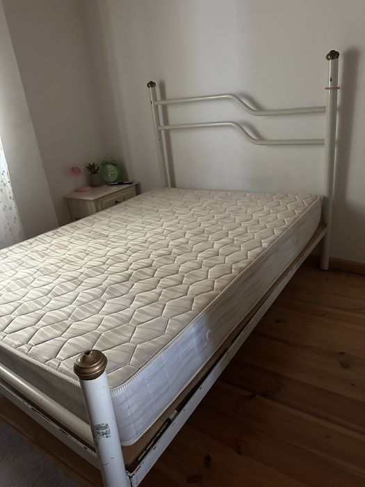 Cama com colchão.