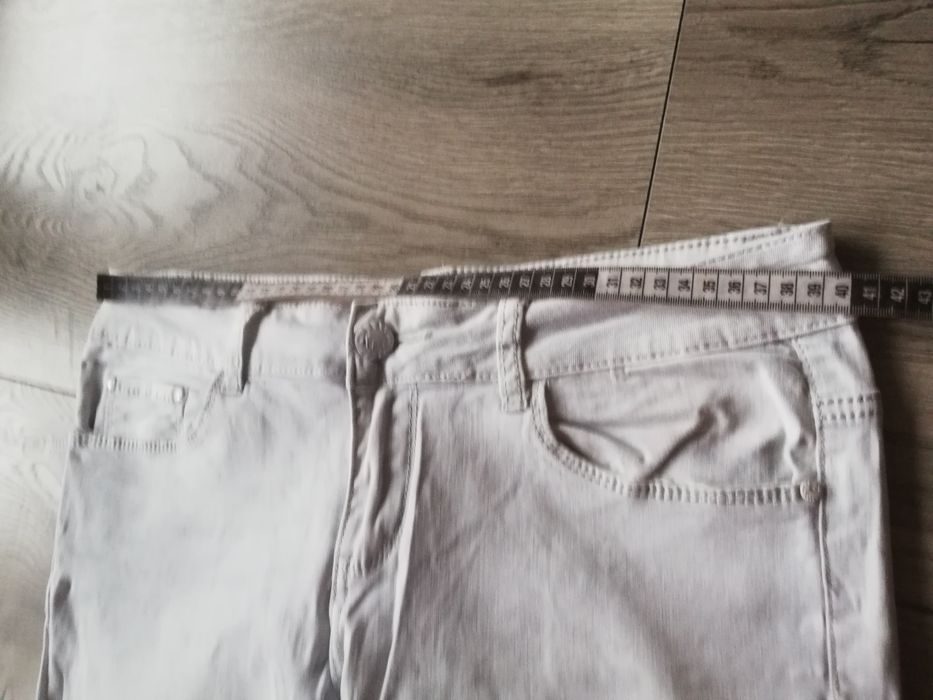R. 40 goodies białe spodnie szare przetarcia
