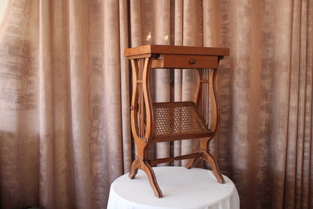 Mesa de Apoio / Revisteiro Vintage em Madeira e Palhinha (Estilo Lira)