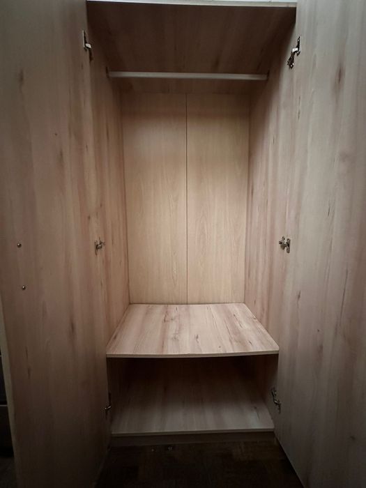 Roupeiro usado em madeira