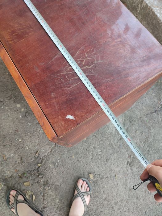 Тумба на ніжках.