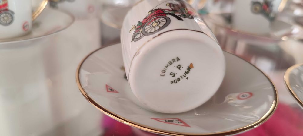 Serviço café ArteDeco motivo automobile