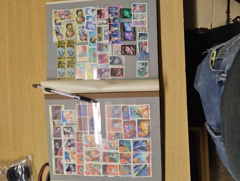 Продаю марки с альбомом