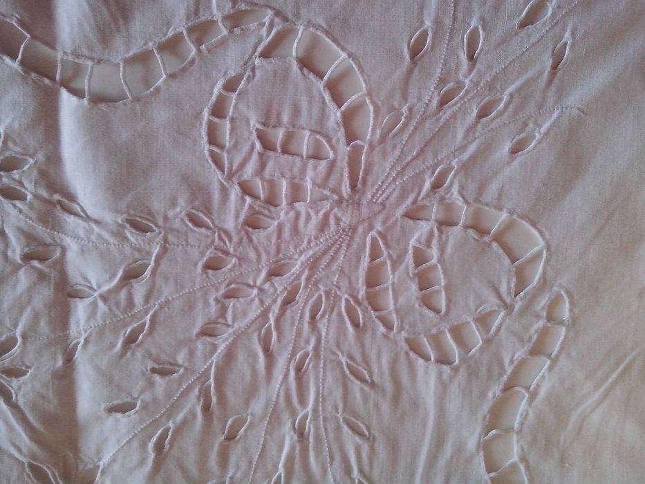 Naperon. Antigo. Dimensão 46 cm X49
