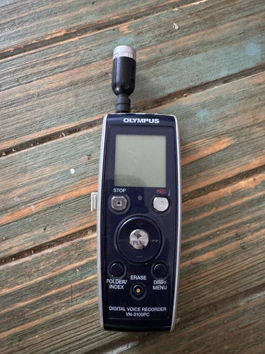 Olympus VN-3100PC wraz z dołączonym dedykowanym mikrofonem zewnętrznym.