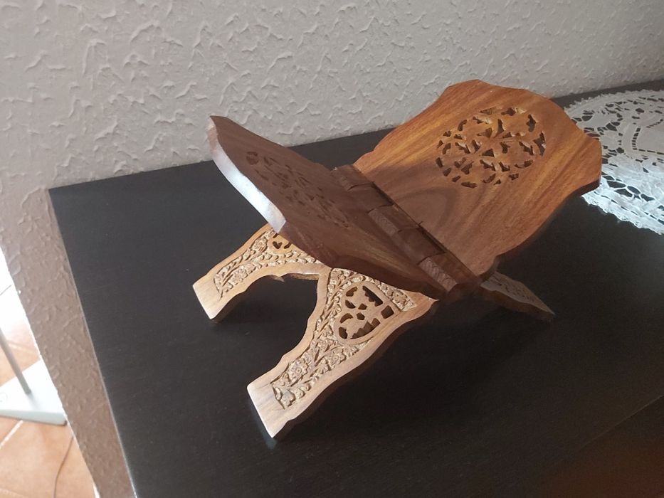 Pequeno suporte em madeira trabalhada