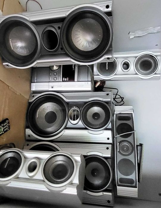 Продам потужну DVD-стереосистему Panasonic (модель SA-VK825D) із комплектом акустики 5.1