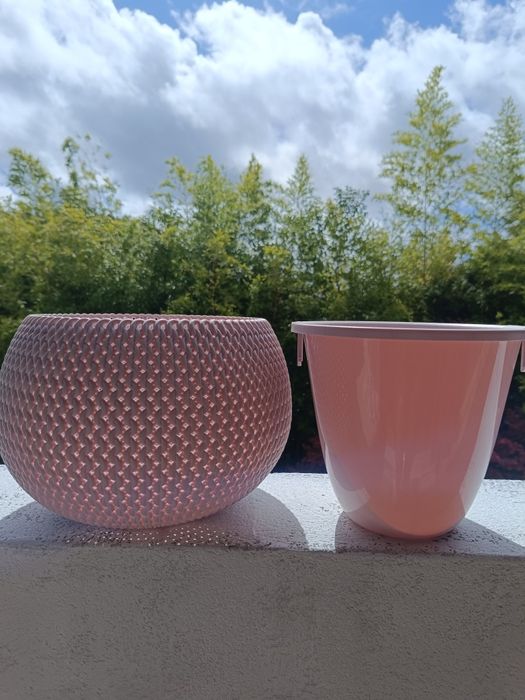 Vaso rosa claro de exterior com drenagem e já perfurado