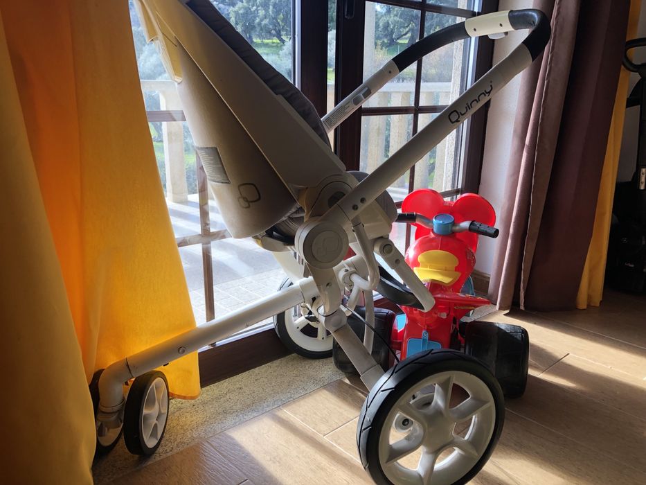 Carrinho Quinny com algumas marcas de uso