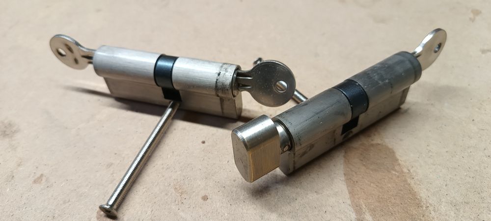 Dwie wkładki na jeden klucz