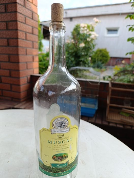 Продам бутылки из-под вина с пробками