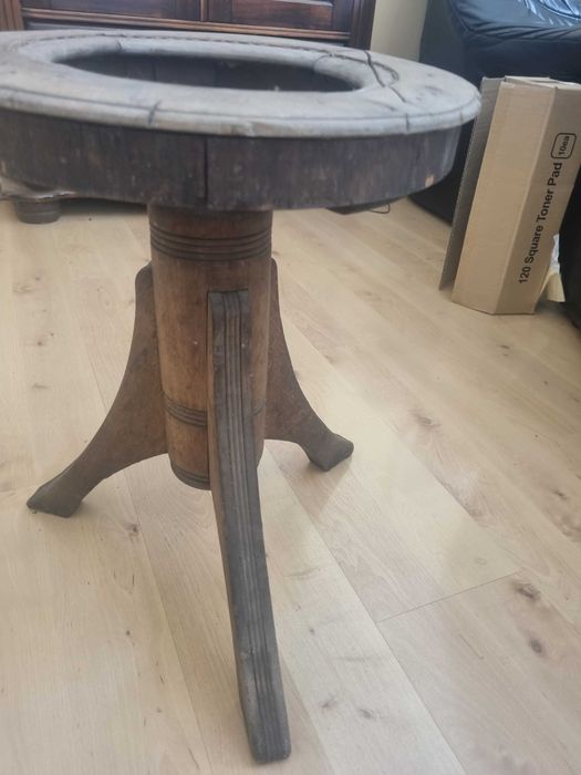 Zabytkowy stołek do fortepianu.