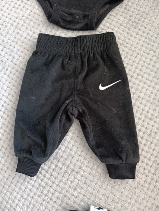 Piękne dresiki Nike dla niemowlaczka