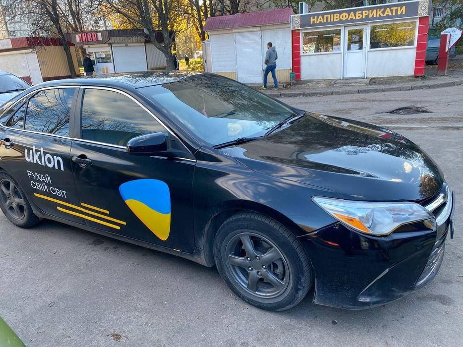 Аренда Toyota Camry hybrid бренд uklon
