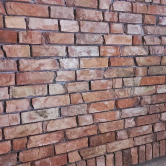 Stary mur ceglany, płytka stara cegła, cegła cięta, rozbiórka
